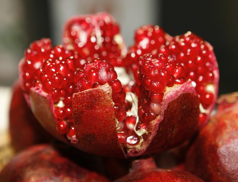 pomegranate-open-196800_1920